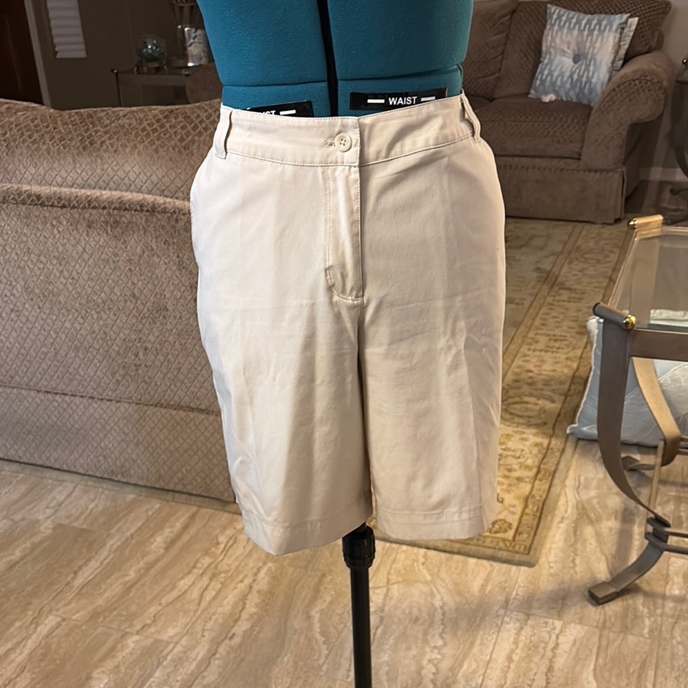🔥Closet Blow Out🔥. Champion Tan Bermudas Relaxed Fit Knee-Length